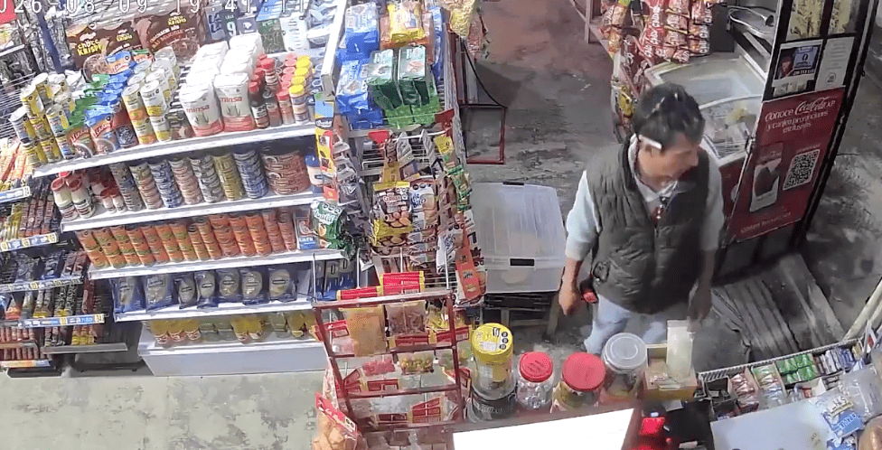 Captan en video asalto a tienda de abarrotes en Santa Cruz Acapa