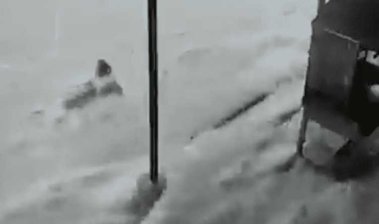 Corriente de agua arrastra a mujer durante inundación en colonia de Monterrey