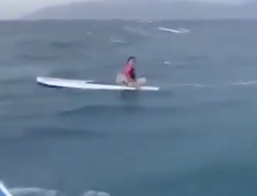 Niña queda sola en medio del mar y pescadores logran rescatarla en Baja California Sur