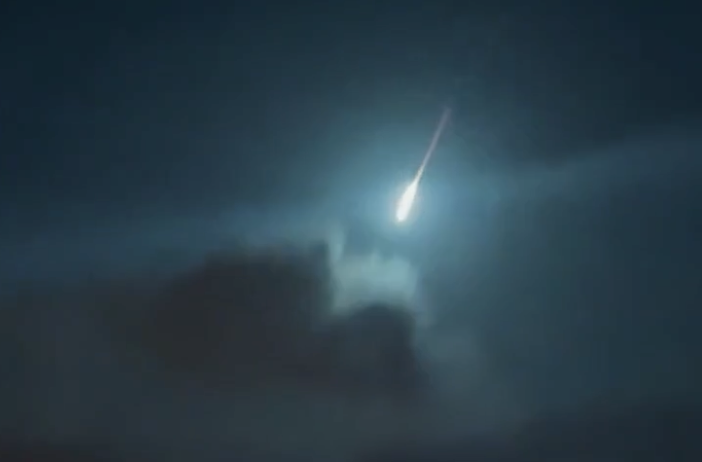 Bólido de las Perseidas sorprende a Estambul con una estela verdosa sobre el Bósforo
