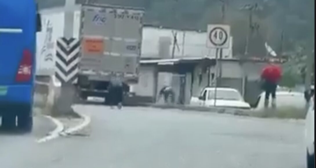 Intentan robar un tráiler en la Orizaba-Puebla; conductor logra escapar