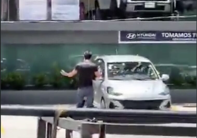Baño, cachetada y mensajes en el parabrisas: exhiben peculiar confrontación en Puebla
