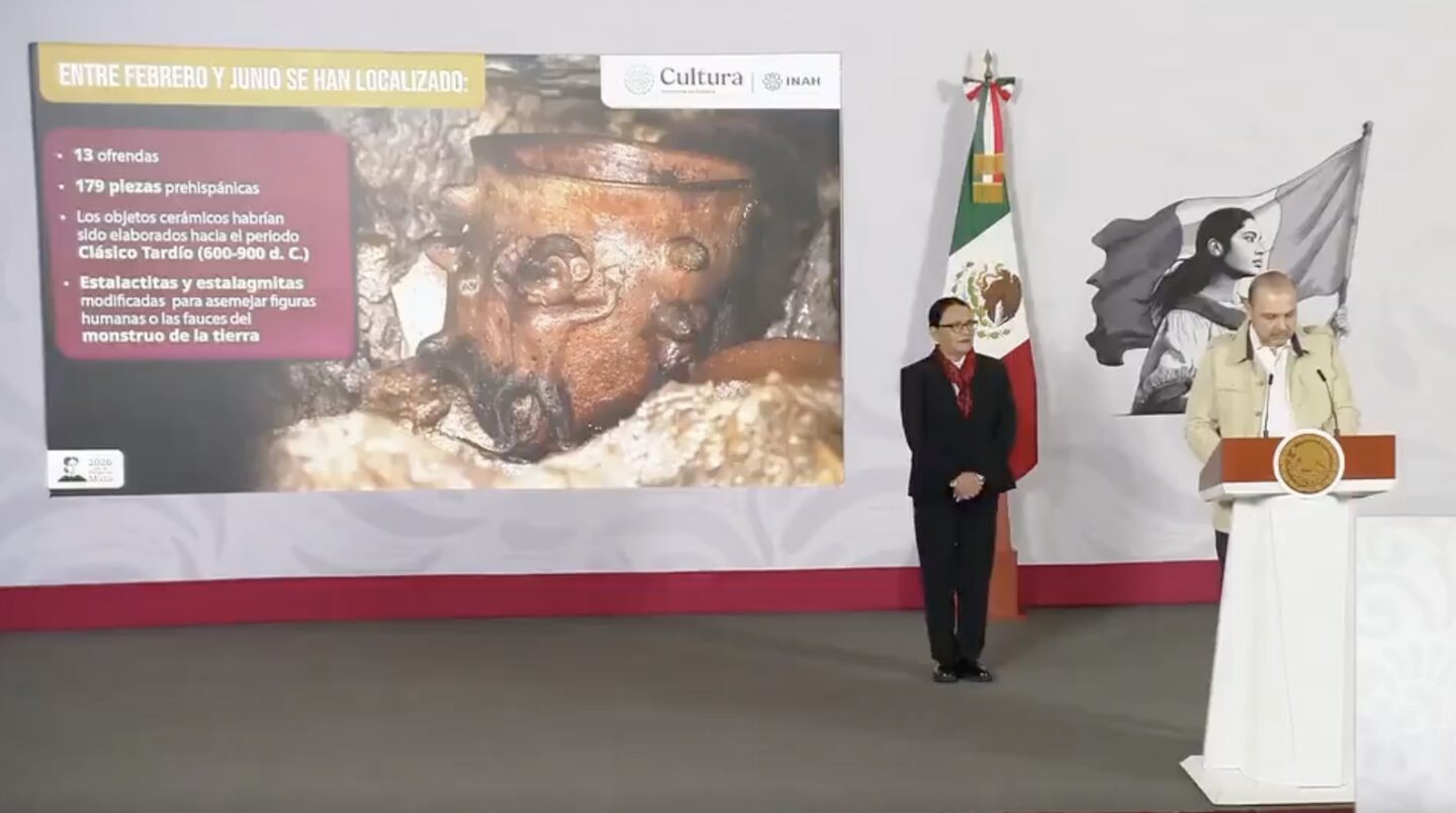 INAH descubre cueva zoque con 179 piezas prehispánicas en Chiapas