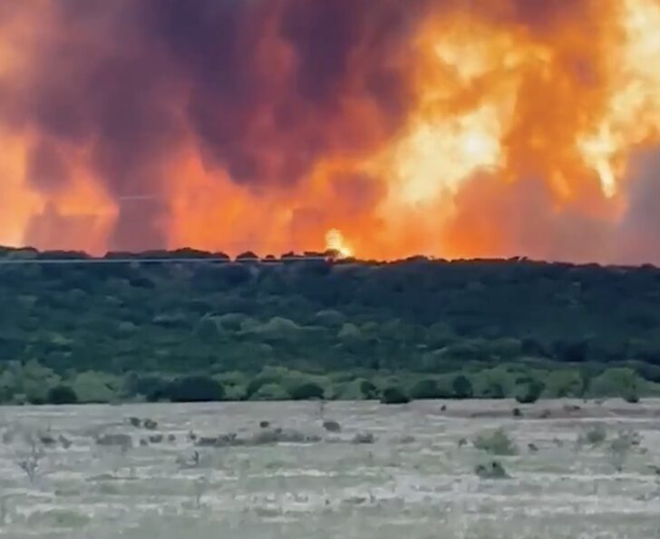 Fuego fuera de control en Texas consume 202 kilómetros cuadrados y provoca evacuaciones