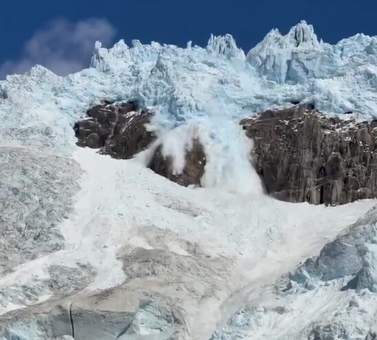 Glaciar Northwestern se desploma y provoca ola que sorprende a barco turístico en Alaska