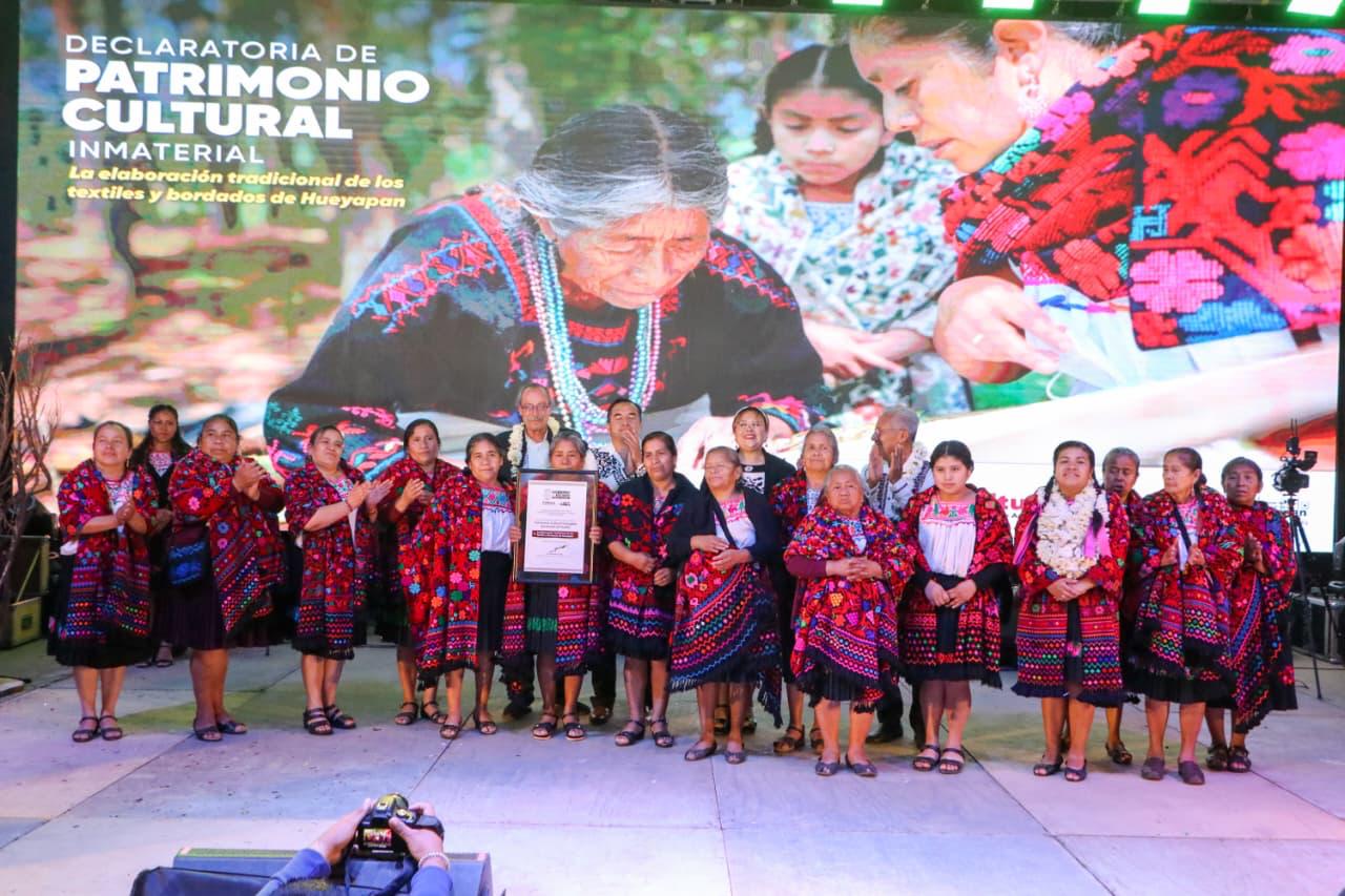 Textiles y bordados de Hueyapan se reconocen como Patrimonio Cultural Intangible de Puebla