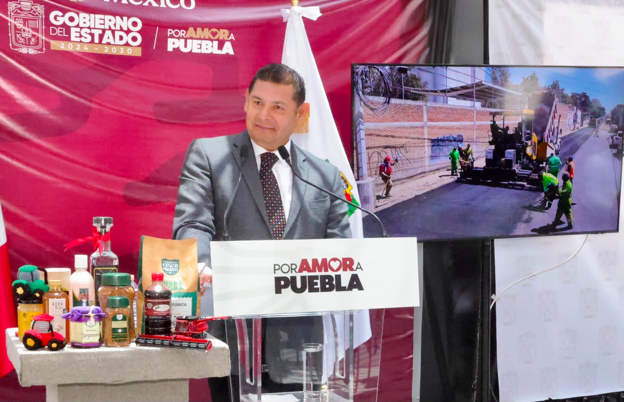 Gobierno estatal encabeza transformación histórica de caminos y vialidades con maquinaria propia.