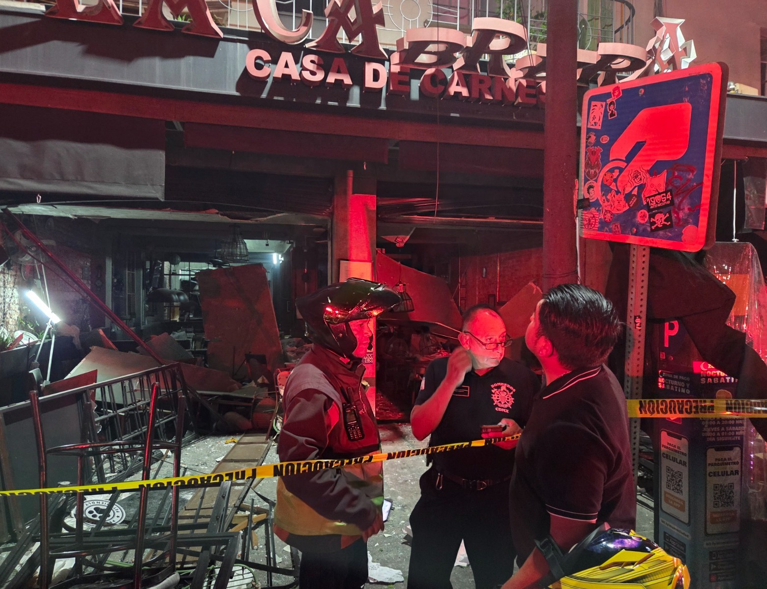 Fuga de gas provoca explosión en restaurante de la Roma; 13 rescatistas resultan heridos