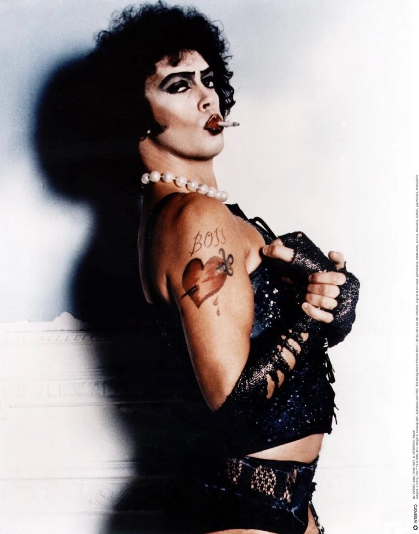 Muere Tim Curry a los 80 años, leyenda del cine de culto