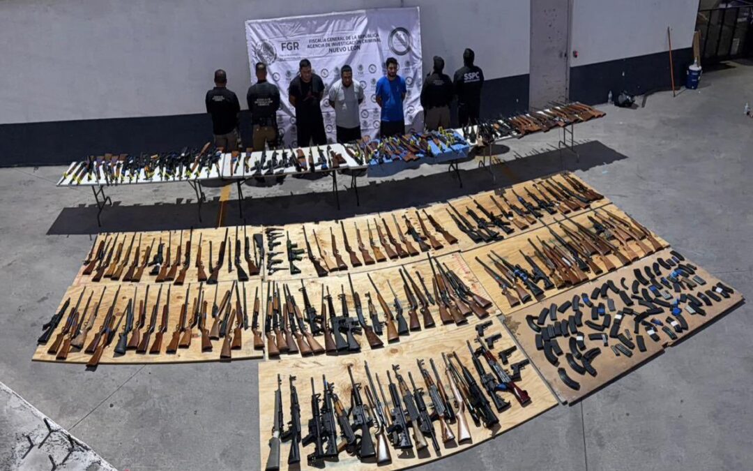 Aseguran arsenal procedente de Texas; autoridades decomisan 210 armas en Nuevo León