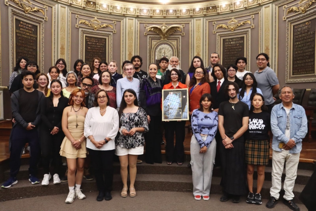Reconocen en el Congreso del Estado a la escritora Kyra Galván  