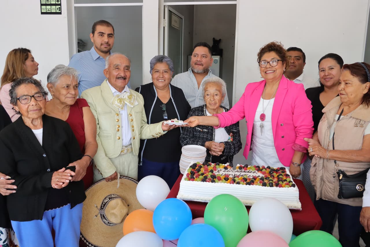 Tere Alfaro celebra a los abuelitos de Sanctorum