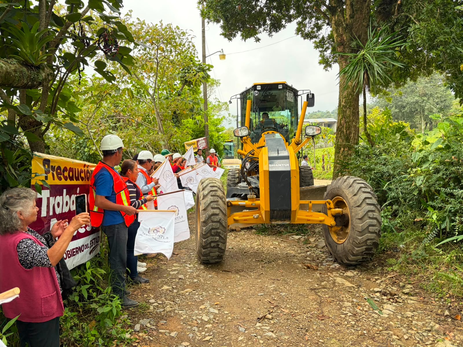 Inicia Gobierno del Estado trabajos de mejoramiento en camino rural en la Sierra Nororiental