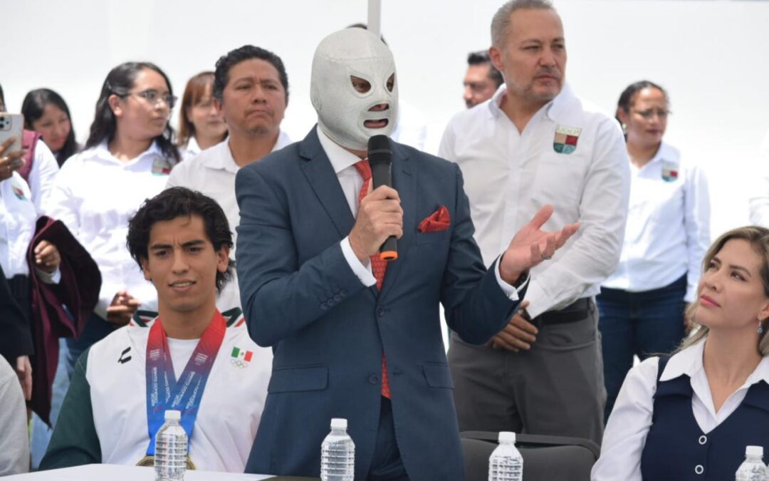 Apadrina «El Hijo del Santo» inicio del ciclo escolar 2026-2027 de UDEP