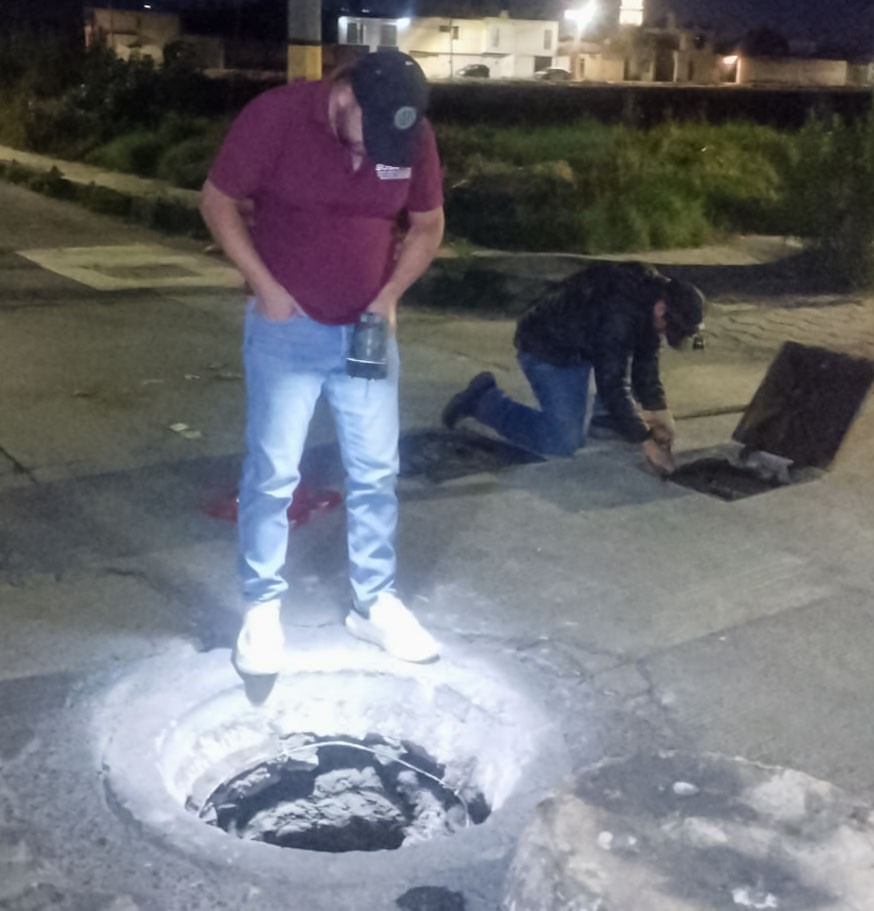 SOSAPACH atiende de manera inmediata fuga en la red de distribución de agua potable en el Barrio de Santiago Mixquitla
