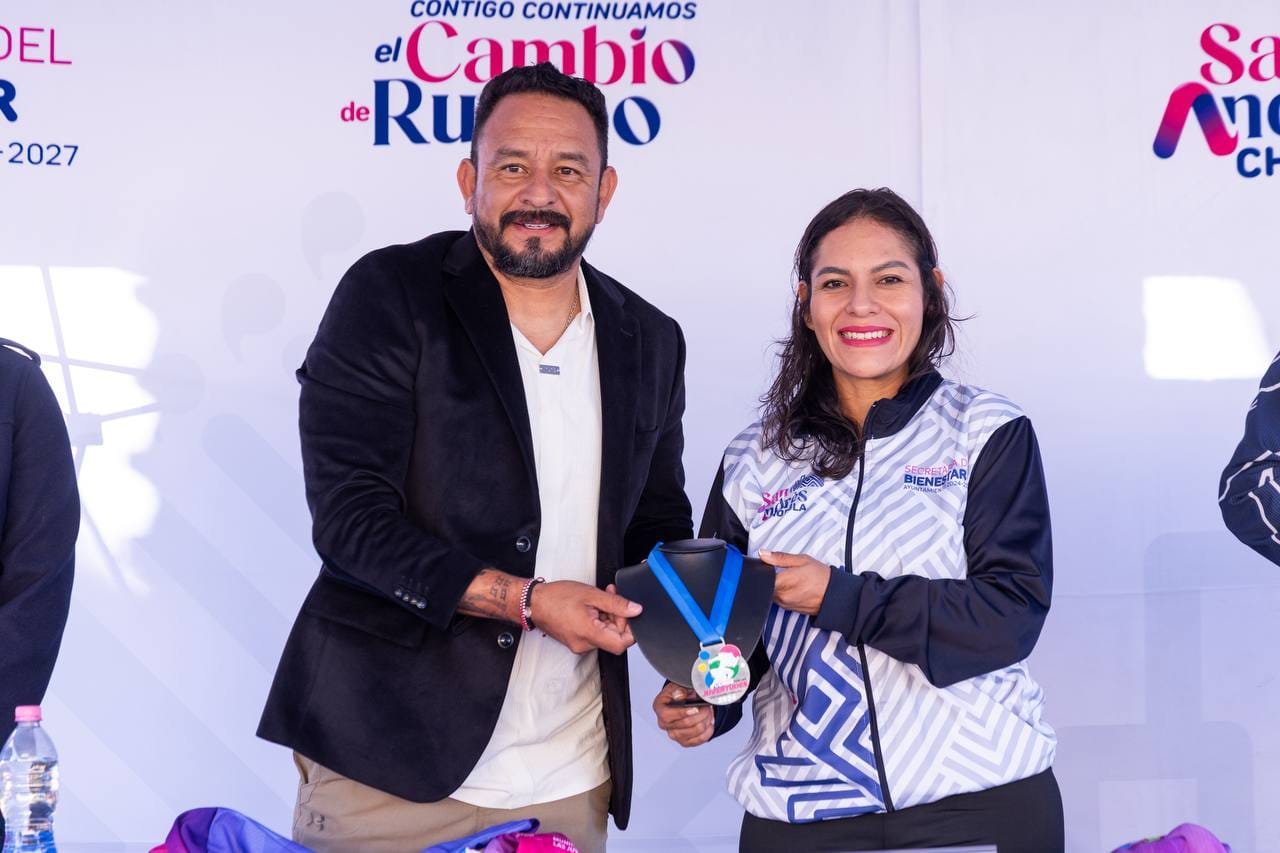 Presenta Lupita Cuautle playera y medalla de la carrera «Corre por las Juventudes 2026»