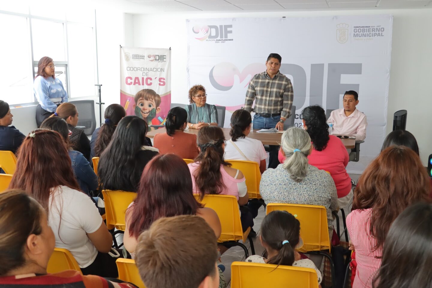 Omar Muñoz respalda a maestras y personal de los CAIC