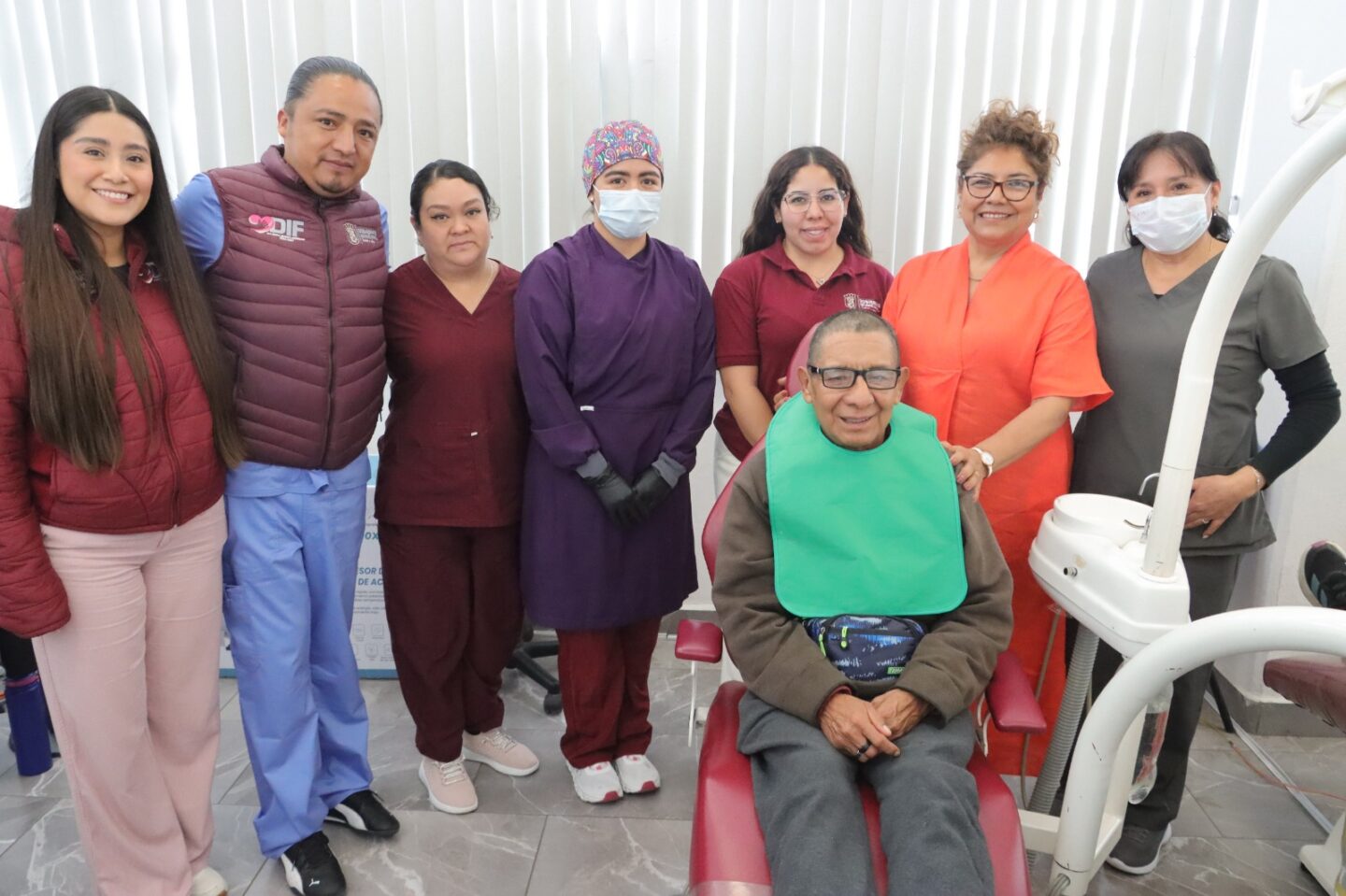 Tere Alfaro entrega prótesis sin costo a ciudadano