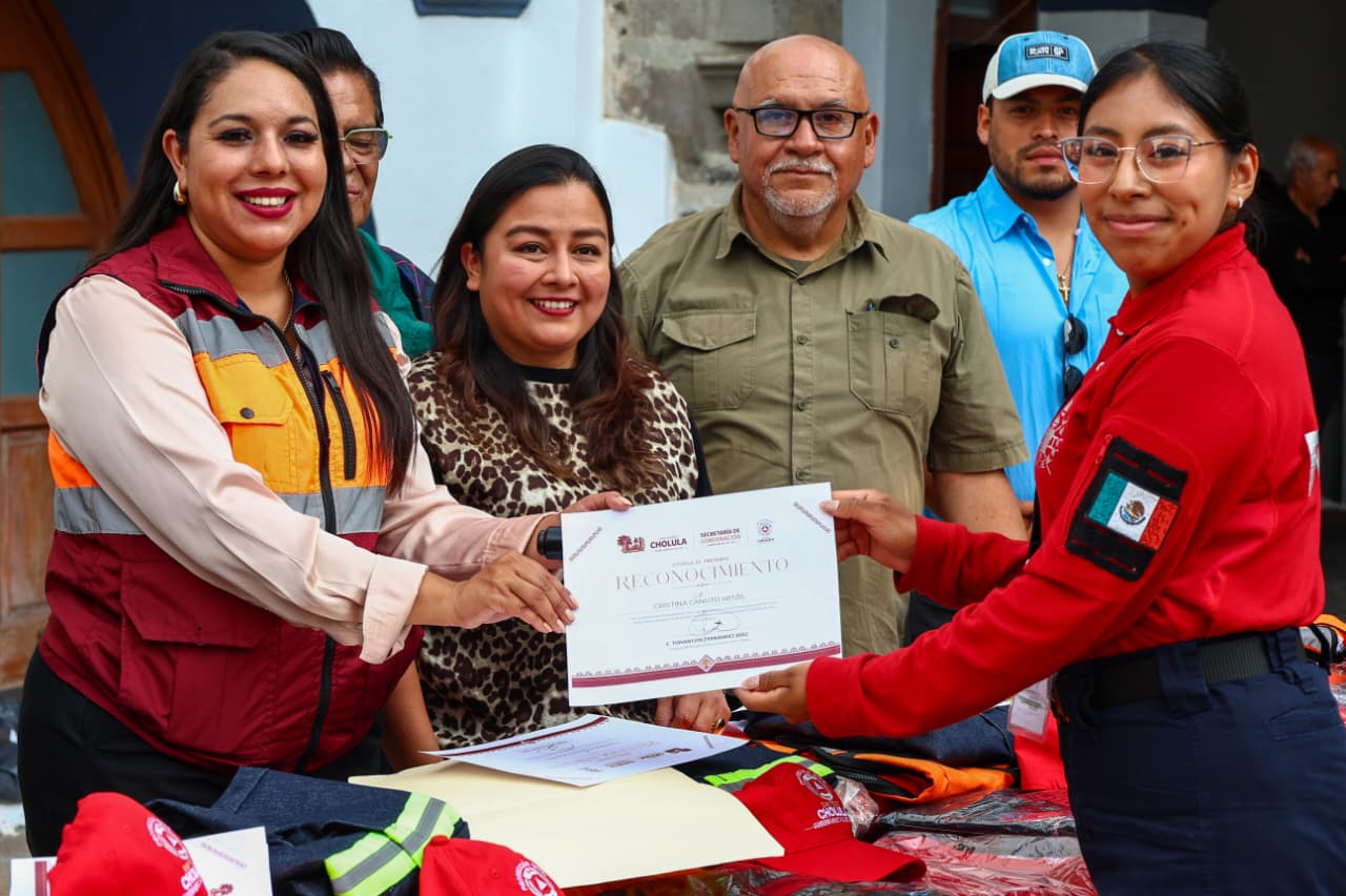 Tonantzin Fernández dignifica y reconoce la labor del cuerpo de Bomberos de San Pedro Cholula