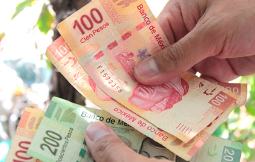 Peso se mantiene alrededor de 17 por dólar y México alista negociación comercial con Washington