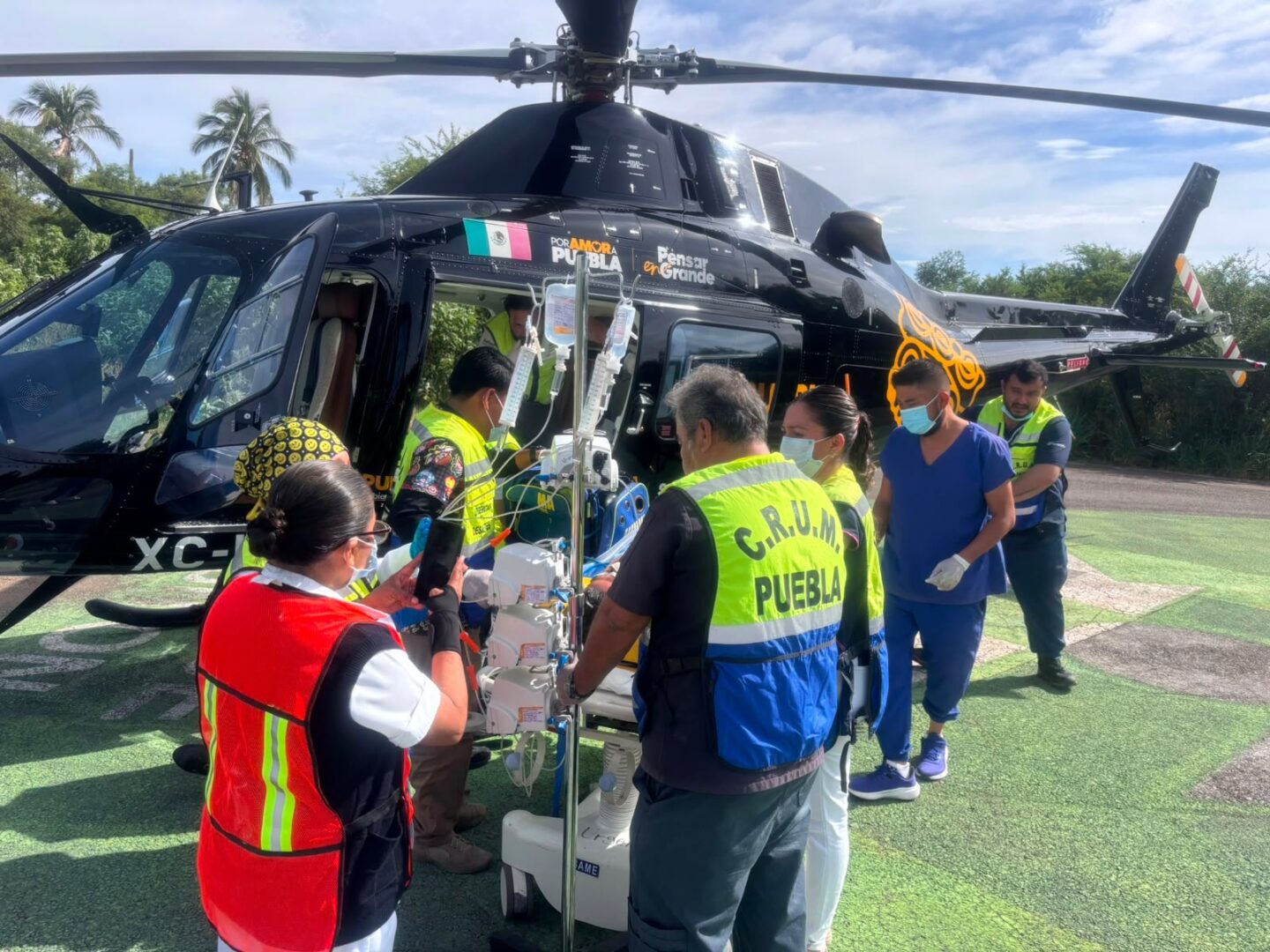Gobierno estatal garantiza atención especializada con traslado aéreo desde Acatlán.
