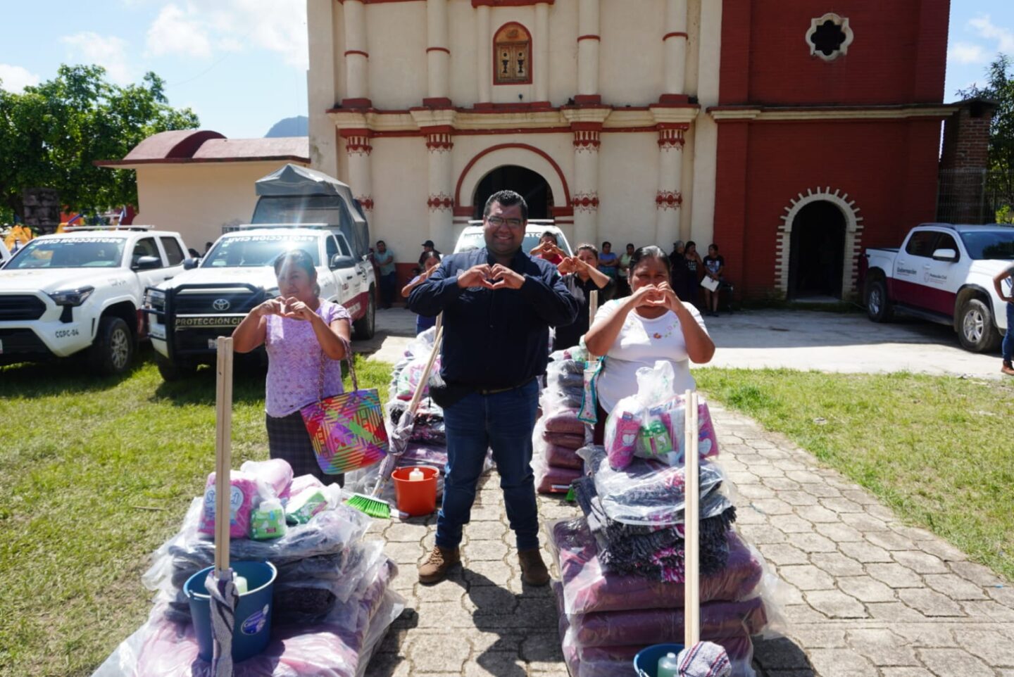 Con humanismo, Gobierno Estatal brinda acompañamiento a familias afectadas por lluvias en Tlaola