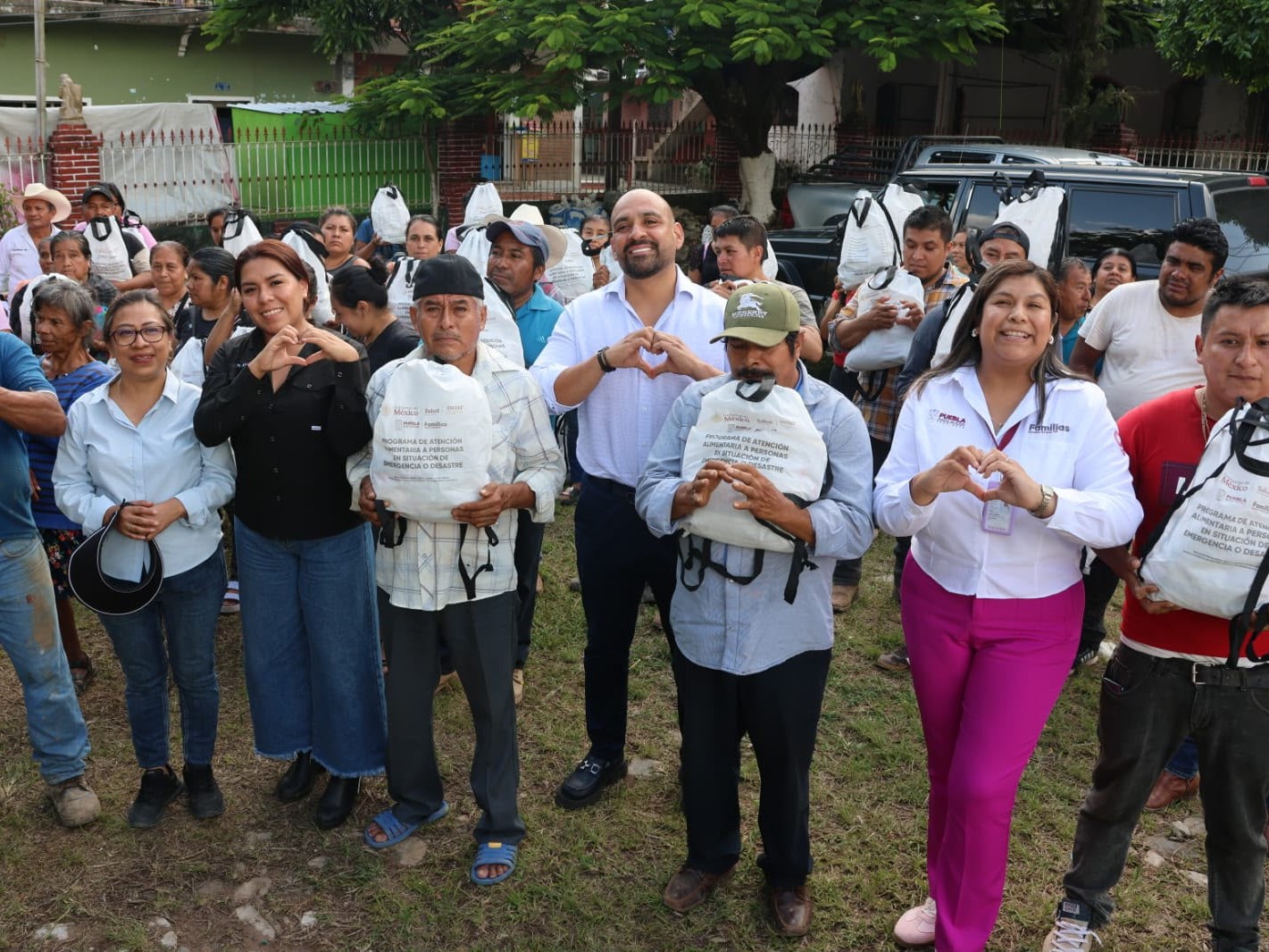 Acompaña y apoya SEDIF a familias de Tlaola ante deslaves