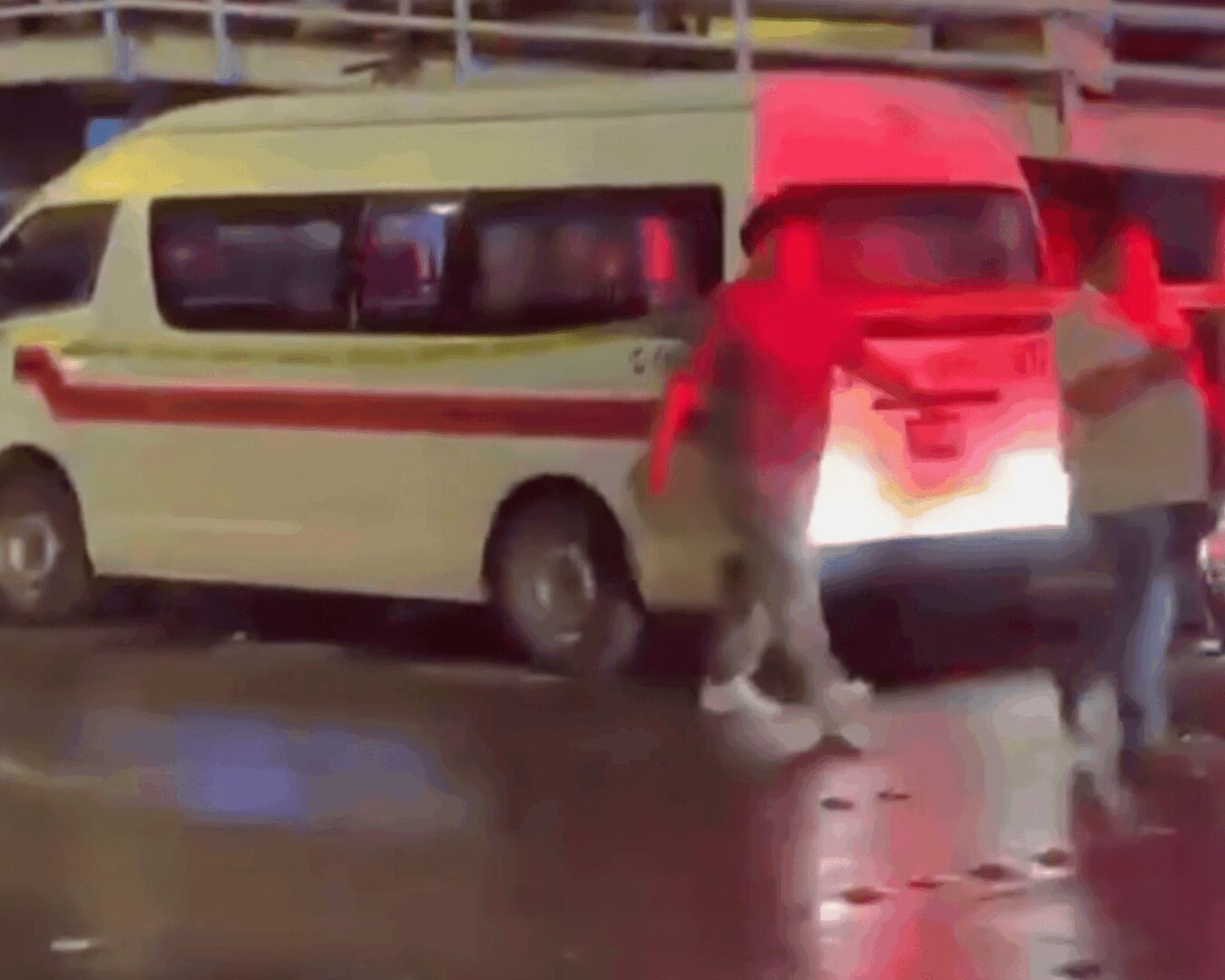 Investigan muerte de una persona al interior de un autobús en la zona del Mercado Hidalgo