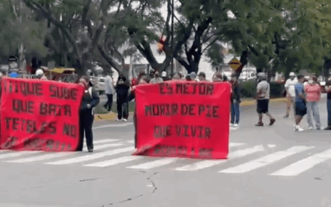 Normalistas de Teteles protestan ante la FGE; exigen liberar a abogado y frenar investigaciones