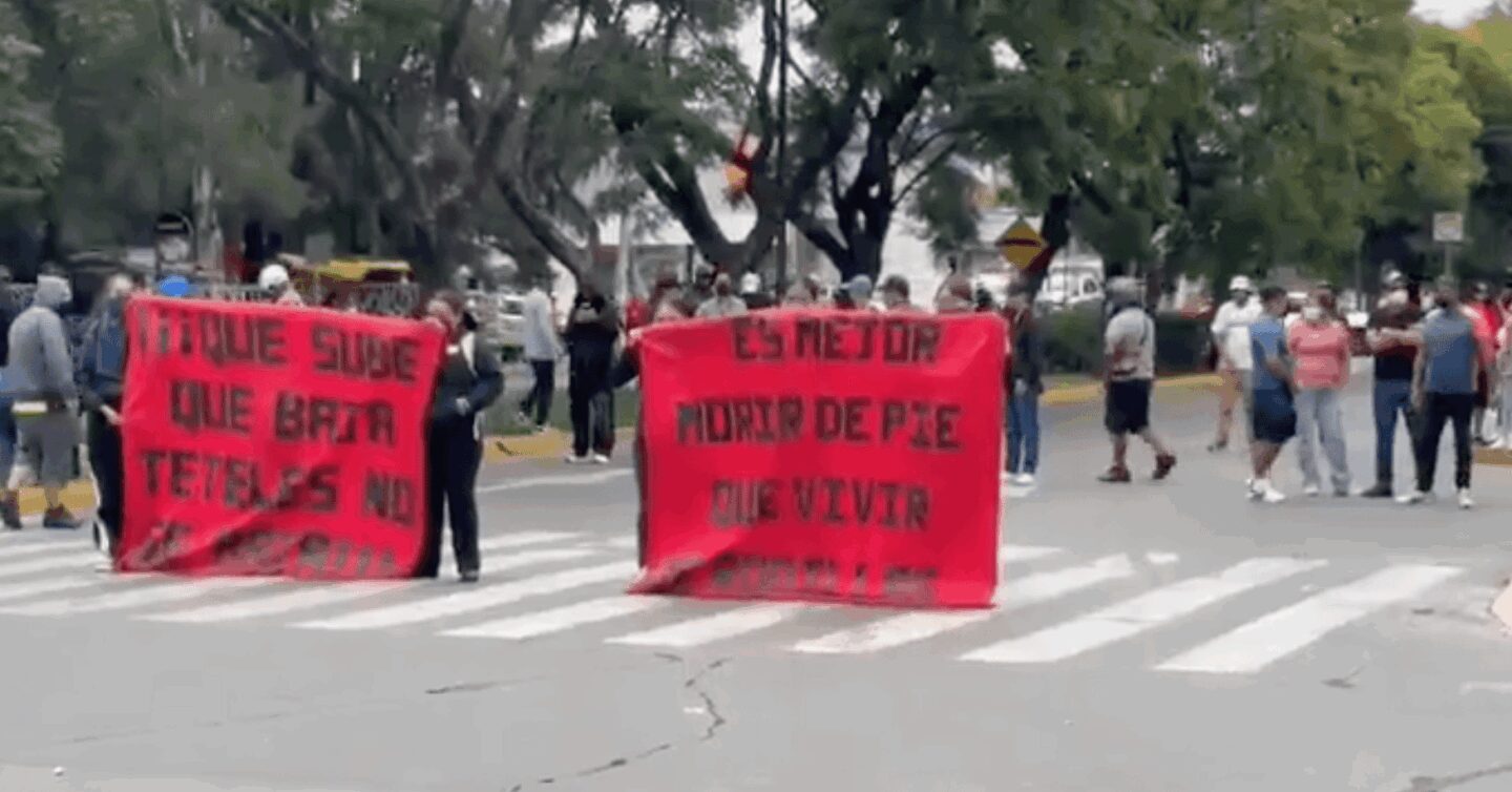 Normalistas de Teteles protestan ante la FGE; exigen liberar a abogado y frenar investigaciones