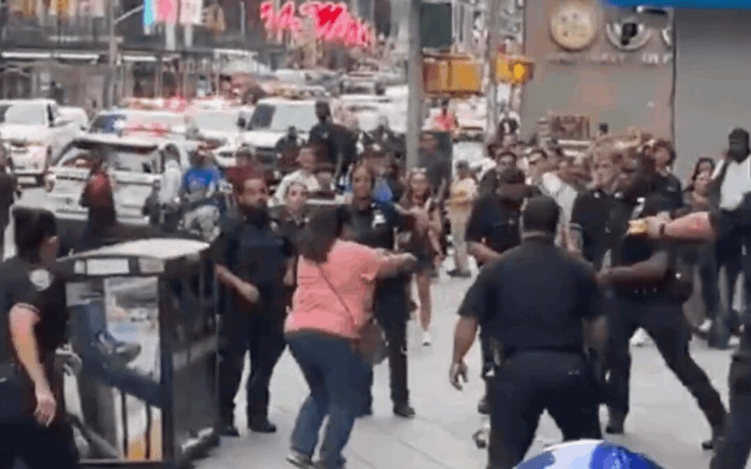 Ataque en Times Square: mujer apuñala a dos personas y muere tras ser baleada por policías
