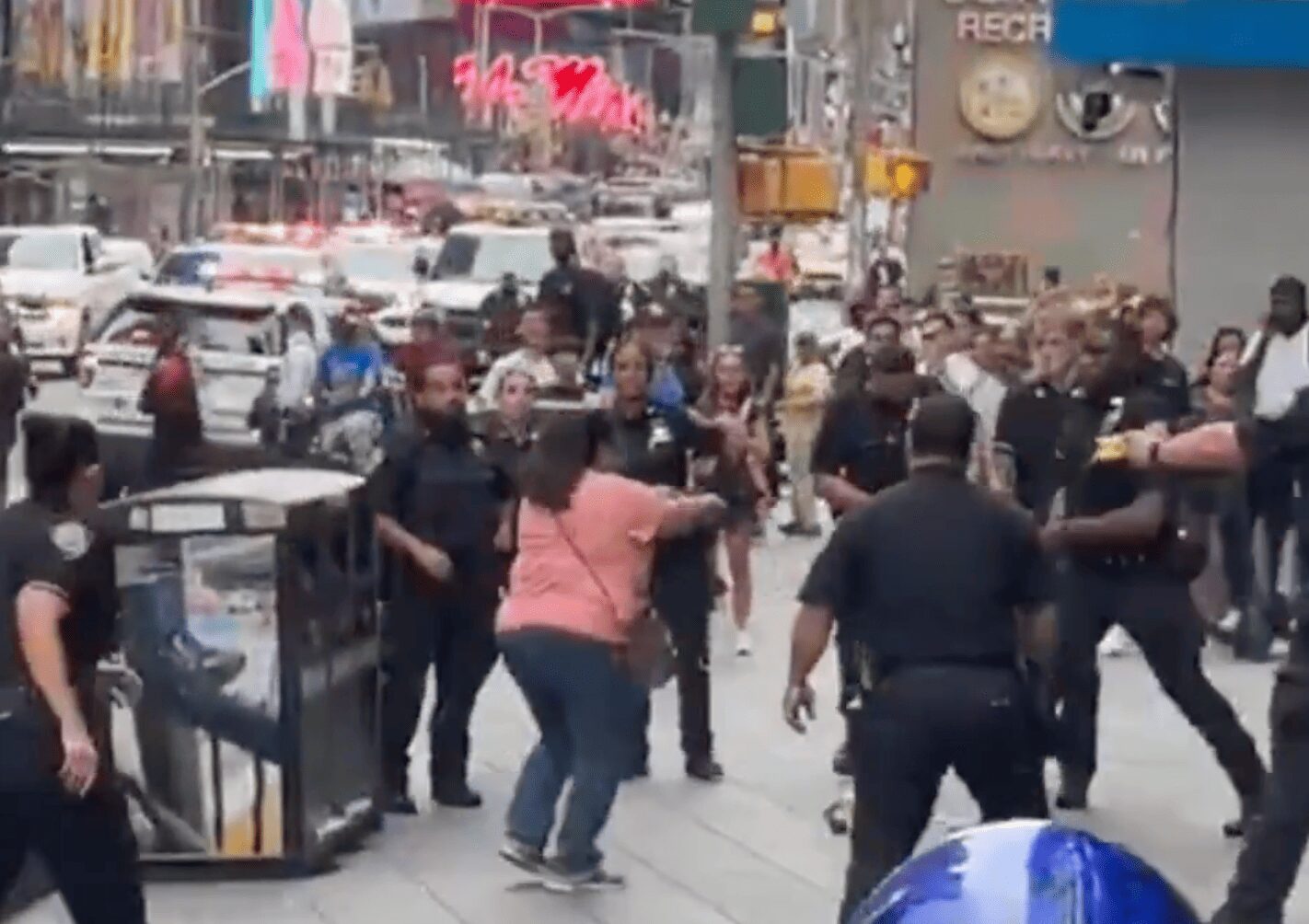 Ataque en Times Square: mujer apuñala a dos personas y muere tras ser baleada por policías