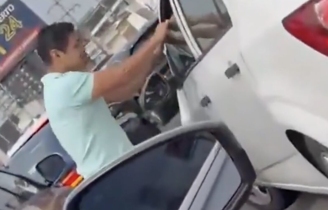 Indigna video de sujeto rompiendo cristal de vehículo de persona de la tercera edad en Vía Atlixcáyotl