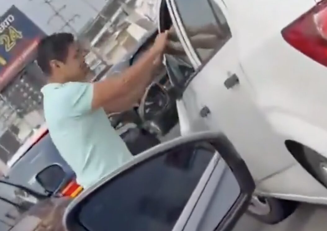 Indigna video de sujeto rompiendo cristal de vehículo de persona de la tercera edad en Vía Atlixcáyotl
