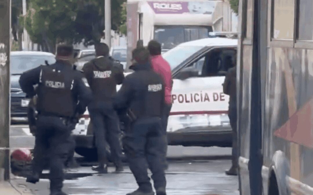 Puerta abierta provoca caída de pasajera de la Ruta 3; reportan posibles fracturas