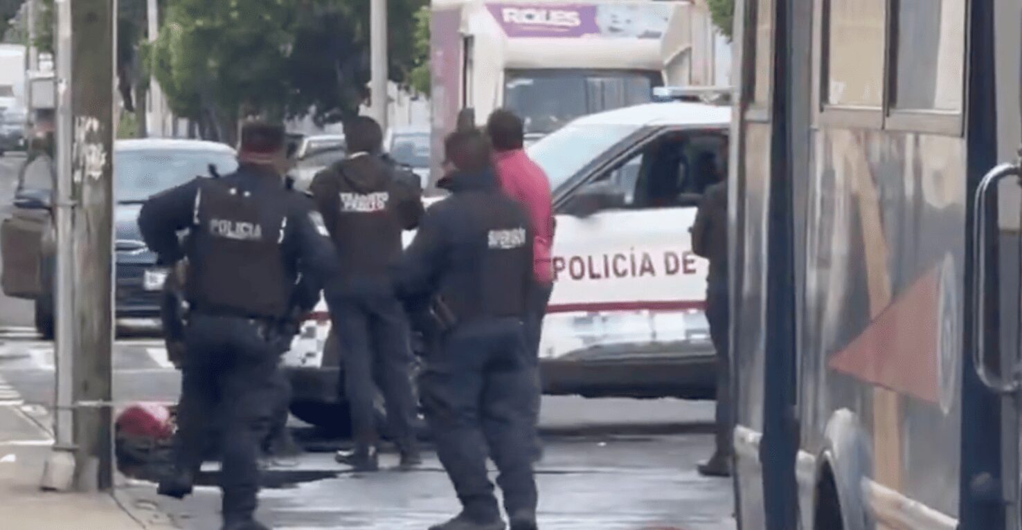 Puerta abierta provoca caída de pasajera de la Ruta 3; reportan posibles fracturas