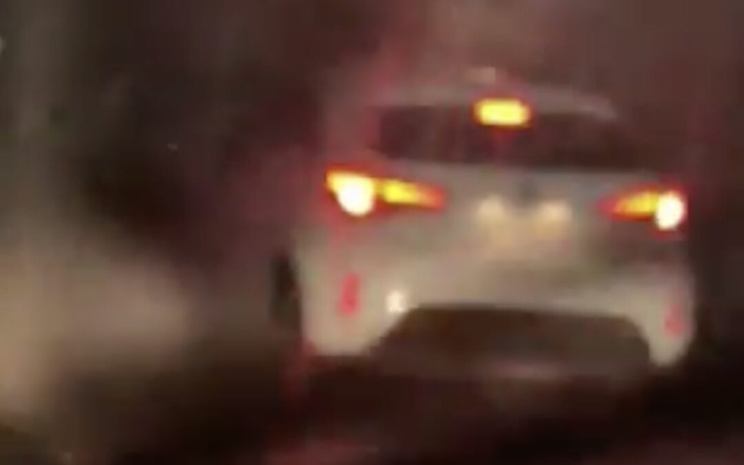 Conductor de MG arrastra a estudiante tras choque frente a Hospital San José