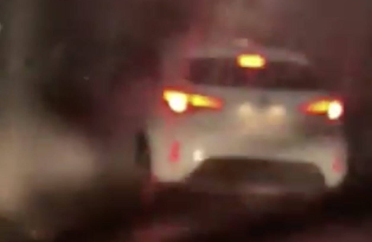 Conductor de MG arrastra a estudiante tras choque frente a Hospital San José