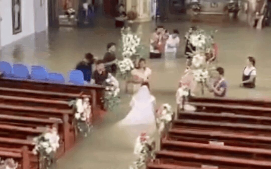 Ni la inundación detuvo su boda: pareja se casa con la iglesia bajo el agua en Filipinas