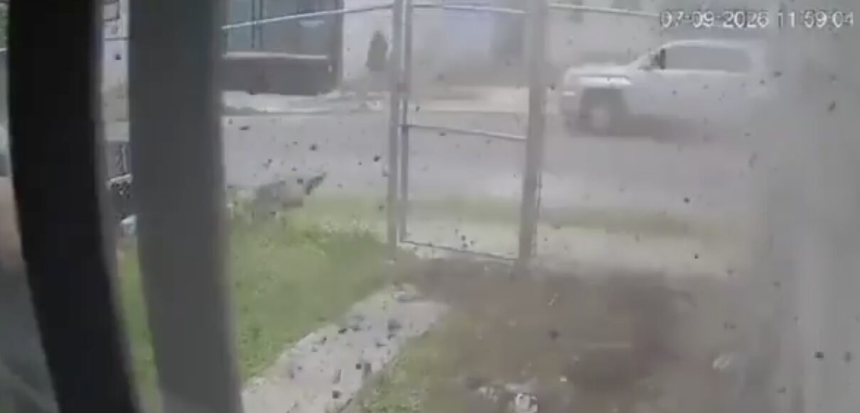 Gas acumulado provoca explosiones en cadena de alcantarillas en Tlajomulco