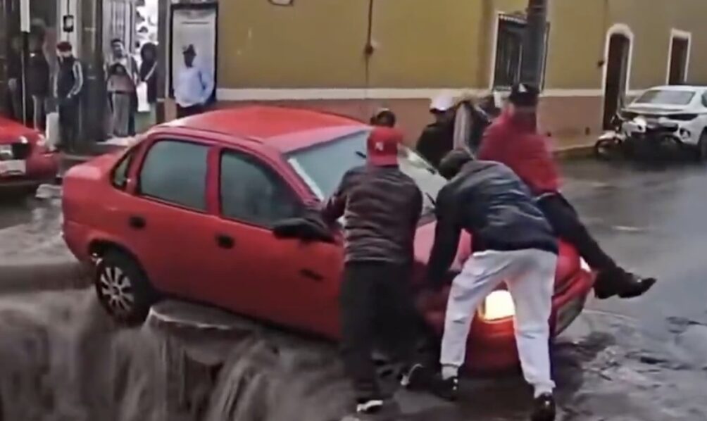 Confunden zanja de obra con socavón tras arrastre de vehículo en Huamantla