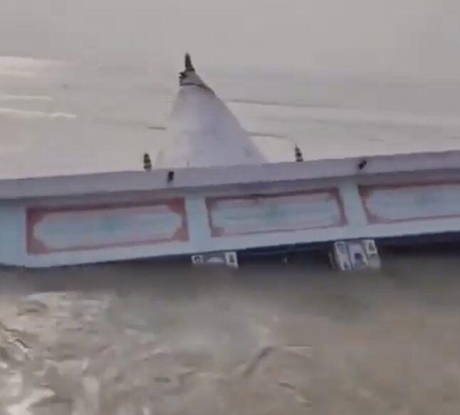 El Ganges se lleva un templo histórico y amenaza a comunidades enteras de Bengala Occidental