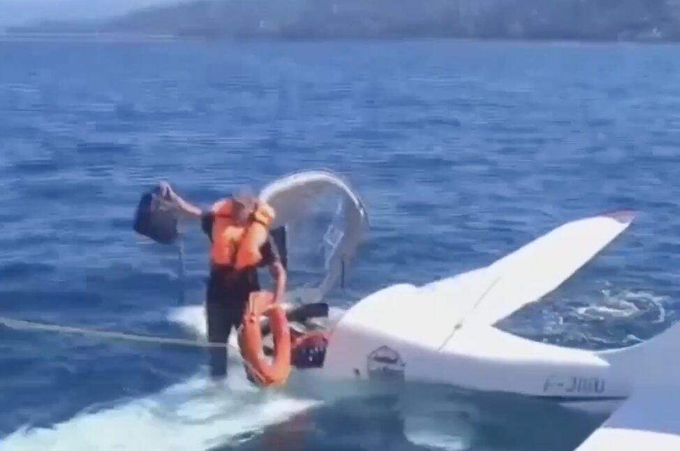 Rescatan a dos belgas tras amerizaje de emergencia en el Mar Negro
