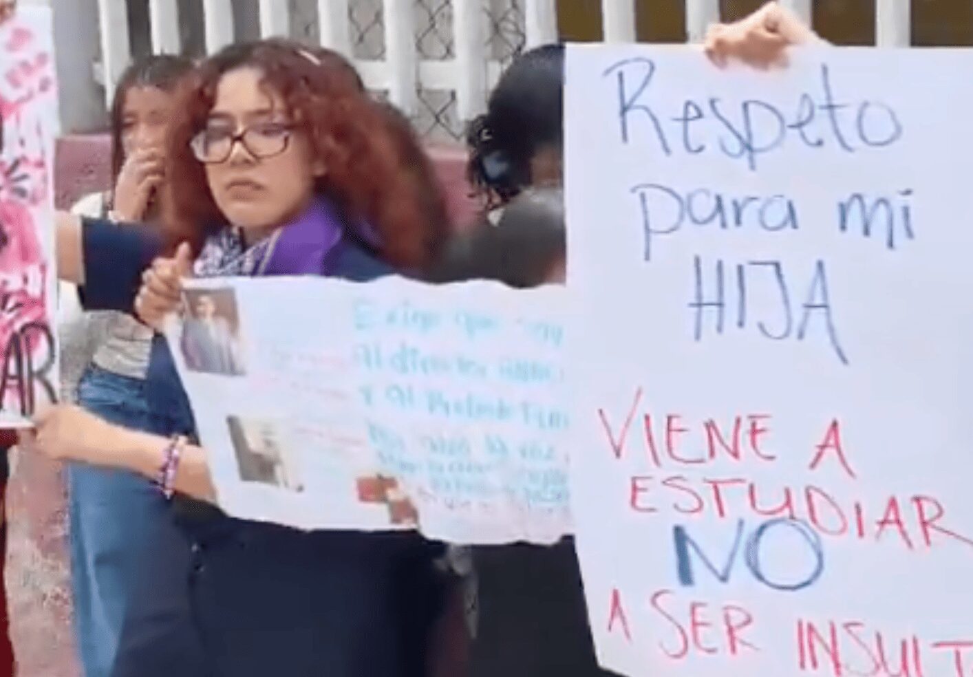 Protestan en el Centro Escolar 5 de Mayo; piden investigar presunto acoso a estudiantes
