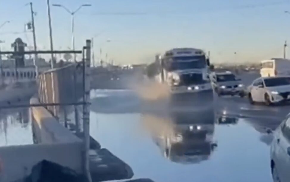 El agua ocultó el socavón y un camión del Juárez Bus terminó atrapado