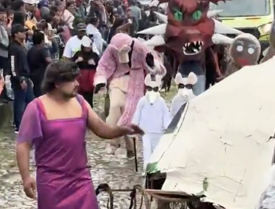 ¡Muy Muy Lejano llegó a Tapalpa! Vecinos sorprenden con desfile de Shrek