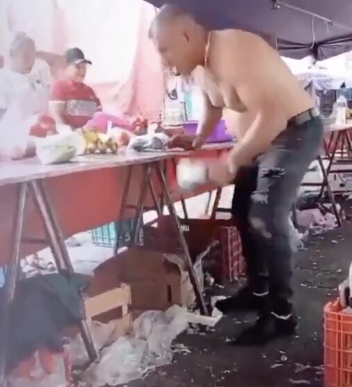 Vendedor causa polémica por “pesar” mercancía con una báscula que nadie puede ver