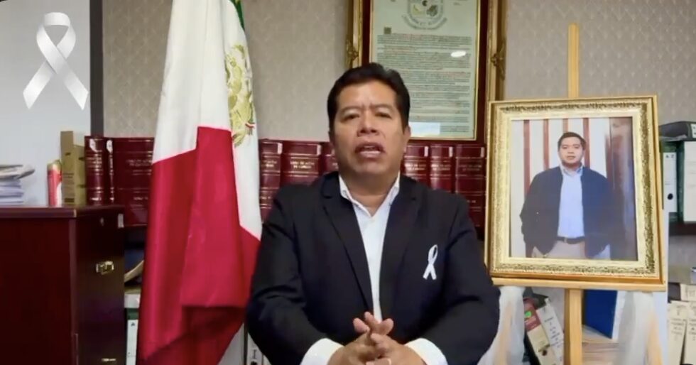 Alcalde de Tecamachalco reaparece tras homicidio de su hijo y asegura que hay gobernabilidad