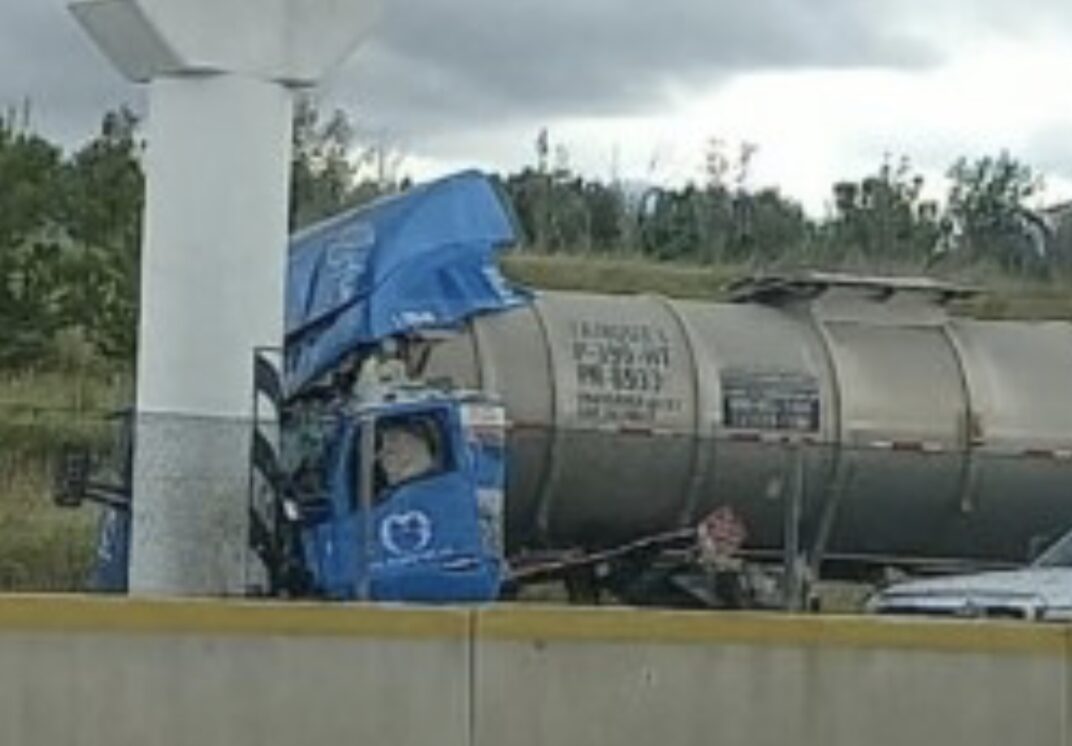 Muere conductor de pipa tras impactarse contra puente en la México-Puebla