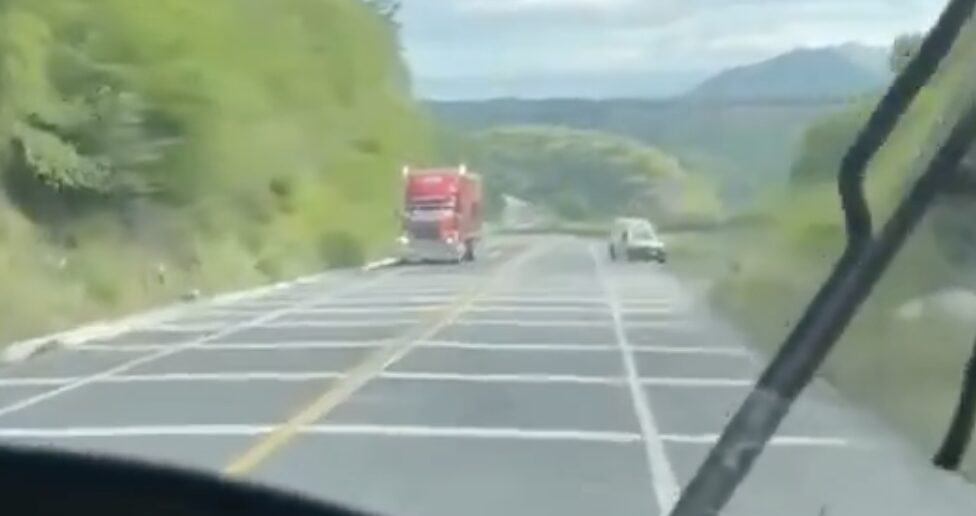 Chofer evita choque mayor al desviar tráiler fuera de control en Michoacán